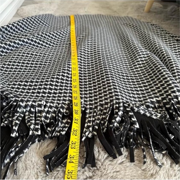 Eivissa Houndstooth Shawl/Wrap/Cape-One Size- Excellent Condition - Picture 6 of 7